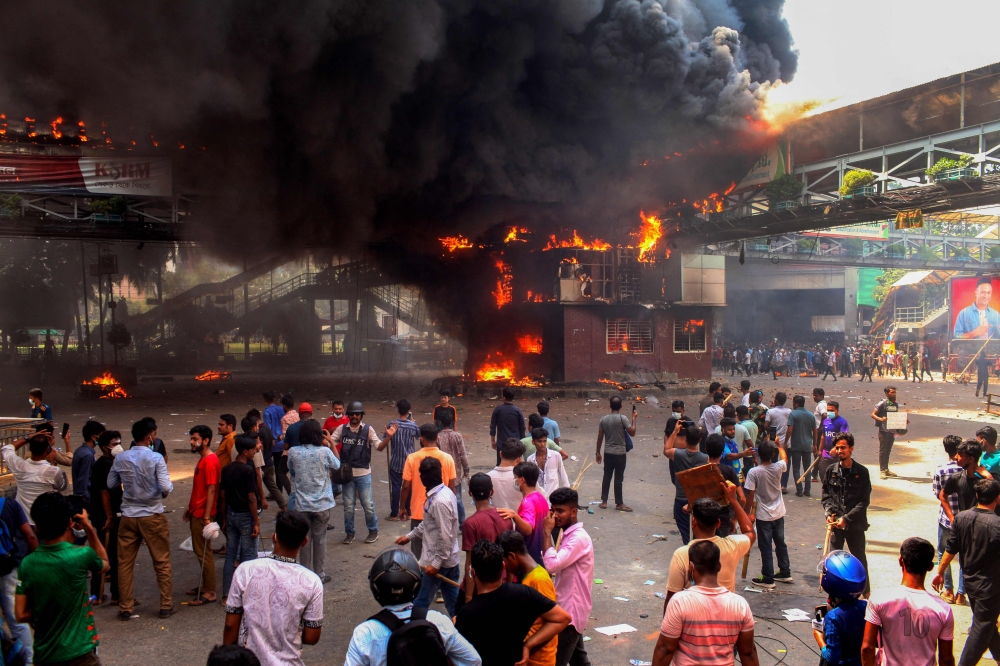 Anti-quota protesters clash with the police in Dhaka on July 18, 2024. Bangladesh woke on July 19 to survey destruction left by the deadliest day of ongoing student protests so far, which saw government buildings torched by demonstrators and a nationwide internet blackout put into effect. (Photo by AFP)