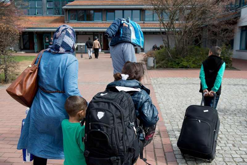 Refugees from Syria arrive at the Friedland shelter near Goettingen, central Germany, on April 4, 2016, after arriving from Turkey at the airport in Hanover. The first Syrians arrived in Germany from Istanbul under a controversial EU-Turkey migrant pact.  AFP / Swen Pfoertner
