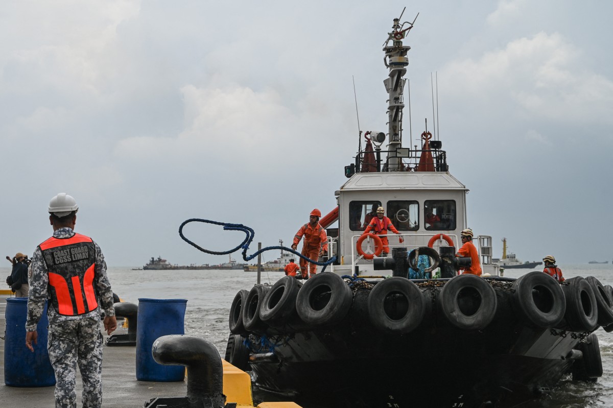 A tugboat from a private company arrives to assist in the oil spill response, at a port in Limay, Bataan on July 26, 2024. Photo by Jam Sta Rosa / AFP