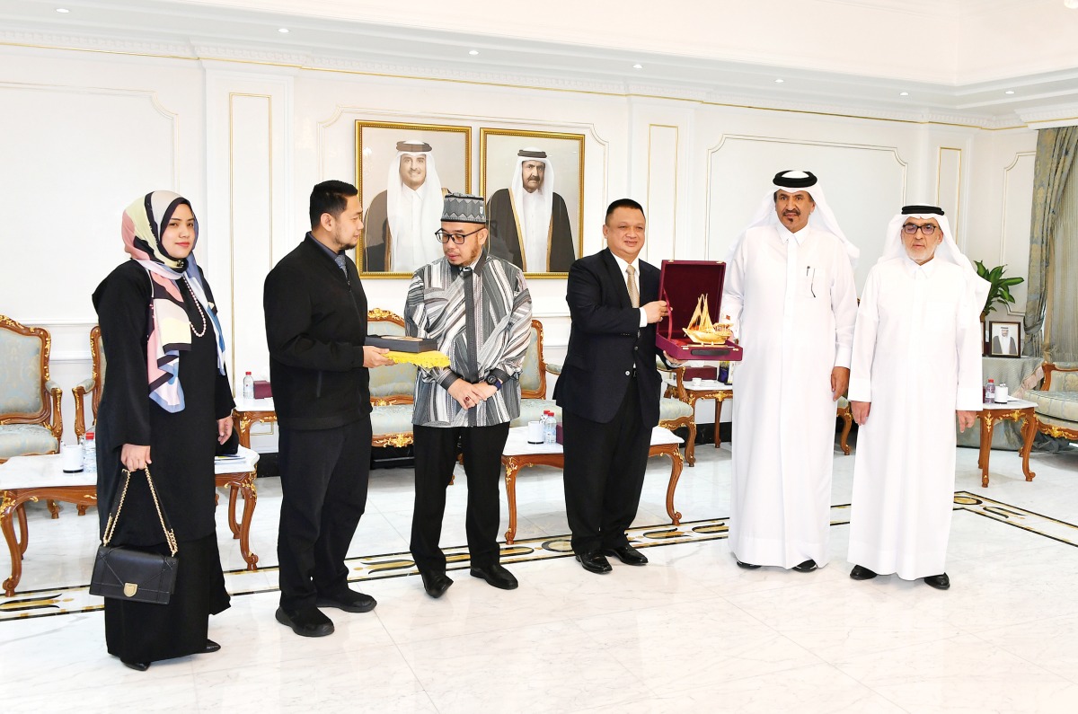 His Royal Highness Tuanku Syed Faizuddin Putra Jamalullail, The Regent of Perlis State in Malaysia; QC First Vice-Chairman Mohamed bin Twar Al Kuwari and board member Abdulla bin Mohamed Al Emadi with other officials during the meeting.
