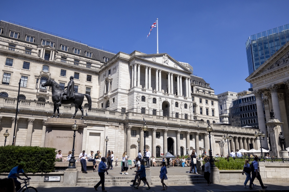 Pedestrians outside the Bank of England. (Photo by Jason Alden/Bloomberg)
