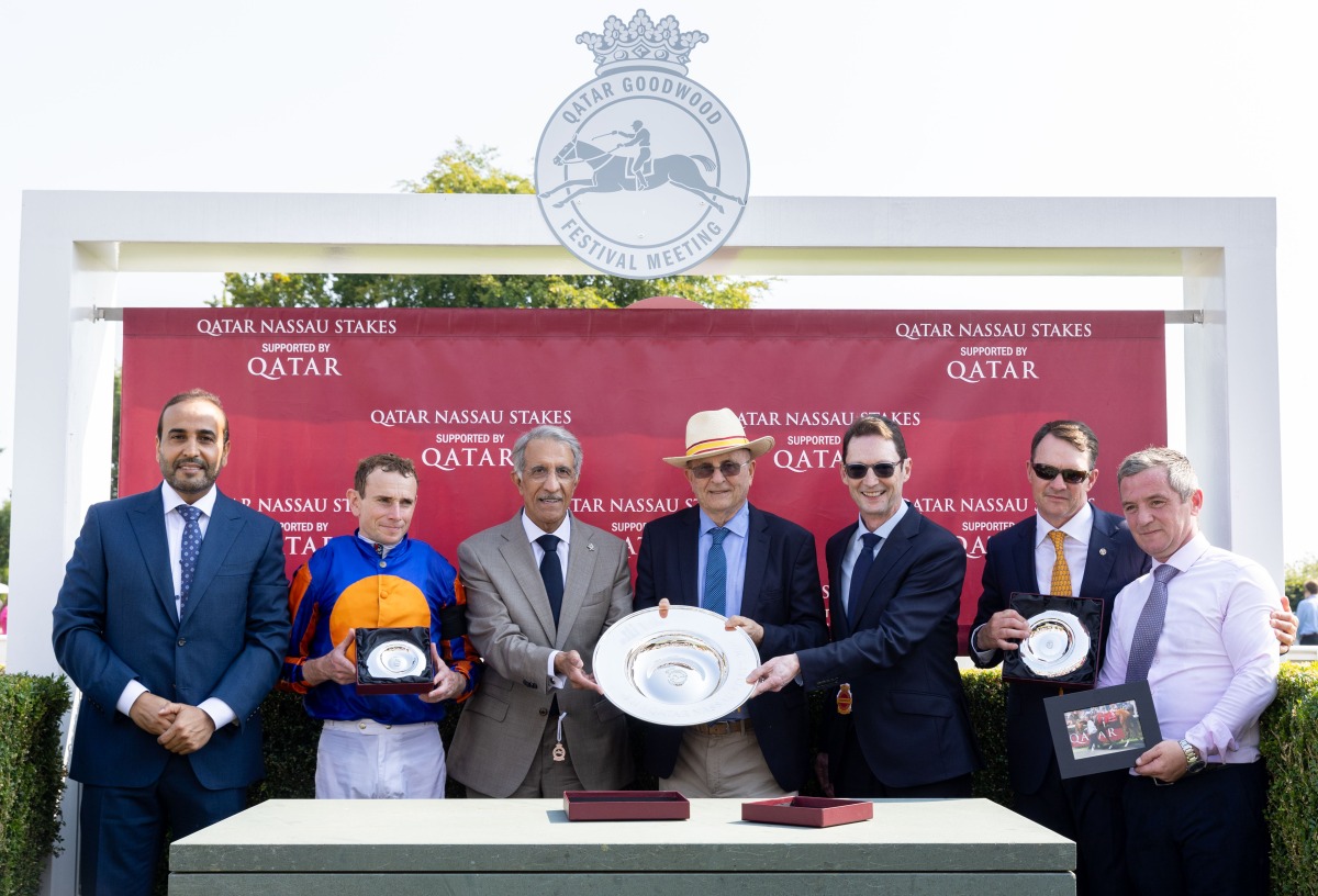 Ambassador of Qatar in the UK H E Sheikh Abdullah bin Mohammed bin Saoud Al Thani presented the trophies to the connections of winners of the day’s feature event Qatar Nassau Stakes. QREC Chairman Issa bin Mohammed Al Mohannadi was also present.  PICTURES: JUHAIM/QREC