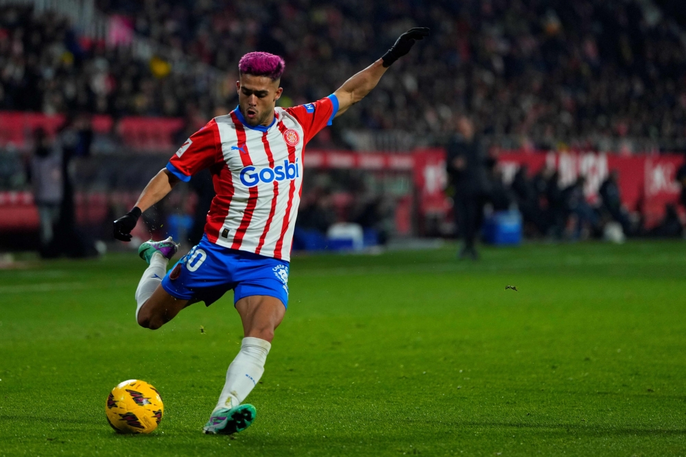 Girona's Brazilian defender #20 Yan Couto kicks the ball during the Spanish league football match between Girona FC and Deportivo Alaves at the Montilivi stadium in Girona on December 18, 2023. Photo by Pau BARRENA / AFP