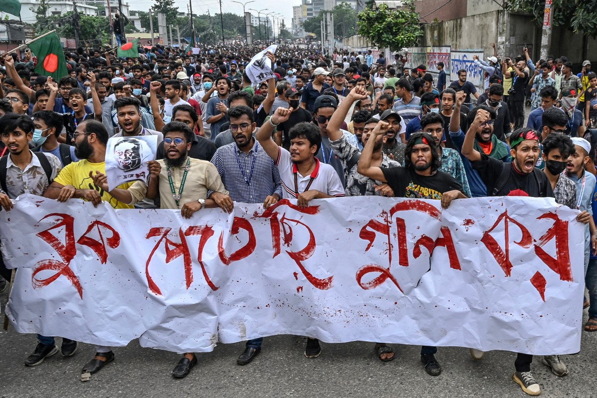 Students shout slogans during a protest march as they demand justice for victims arrested and killed in the recent nationwide violence over job quotas, in Dhaka on August 3, 2024. Photo by MUNIR UZ ZAMAN / AFP.