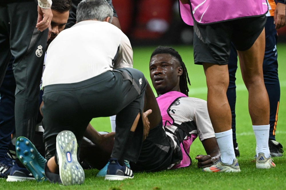Real Madrid's French midfielder #6 Eduardo Camavinga receives medical treatment during a training session on the eve of the UEFA Super Cup football match between Real Madrid and Atalanta Bergamo, in Warsaw at the National Stadium in Warsaw on August 13, 2024. Photo by Sergei GAPON / AFP