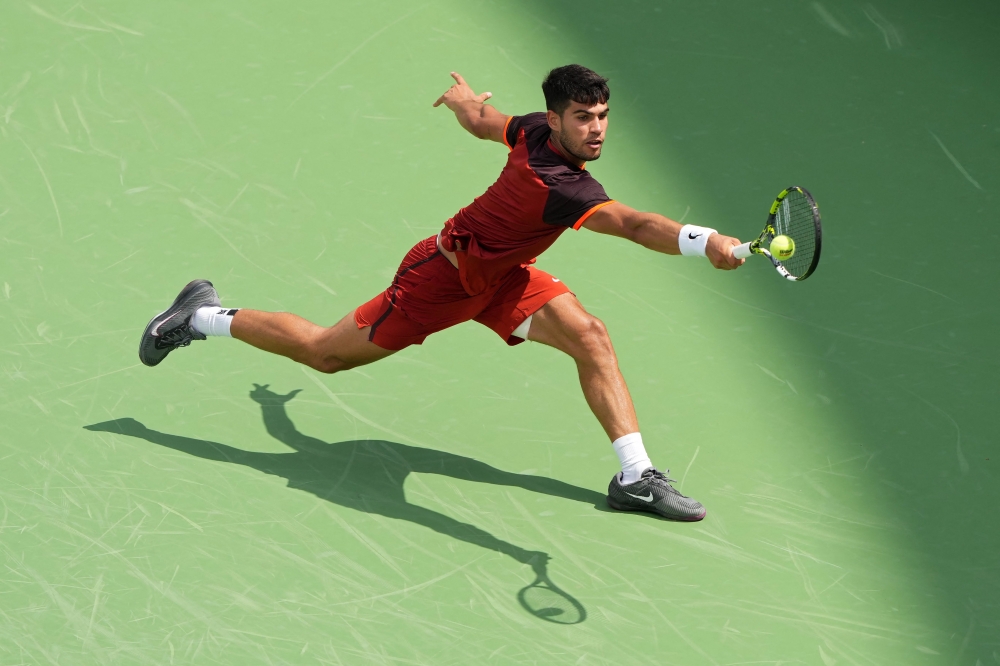 Carlos Alcaraz of Spain plays a backhand during his match against Gael Monfils of France during Day 6 of the Cincinnati Open at the Lindner Family Tennis Center on August 16, 2024 in Mason, Ohio. (Photo by Dylan Buell / GETTY IMAGES NORTH AMERICA / Getty Images via AFP)
