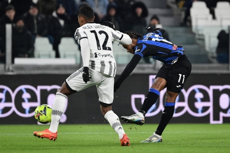 Atalanta's Nigerian midfielder Ademola Lookman (right) shoots and scores the opening goal during the Italian Serie A football match between Juventus and Atalanta at the Juventus Stadium in Turin, on January 22, 2023. Photo/AFP

