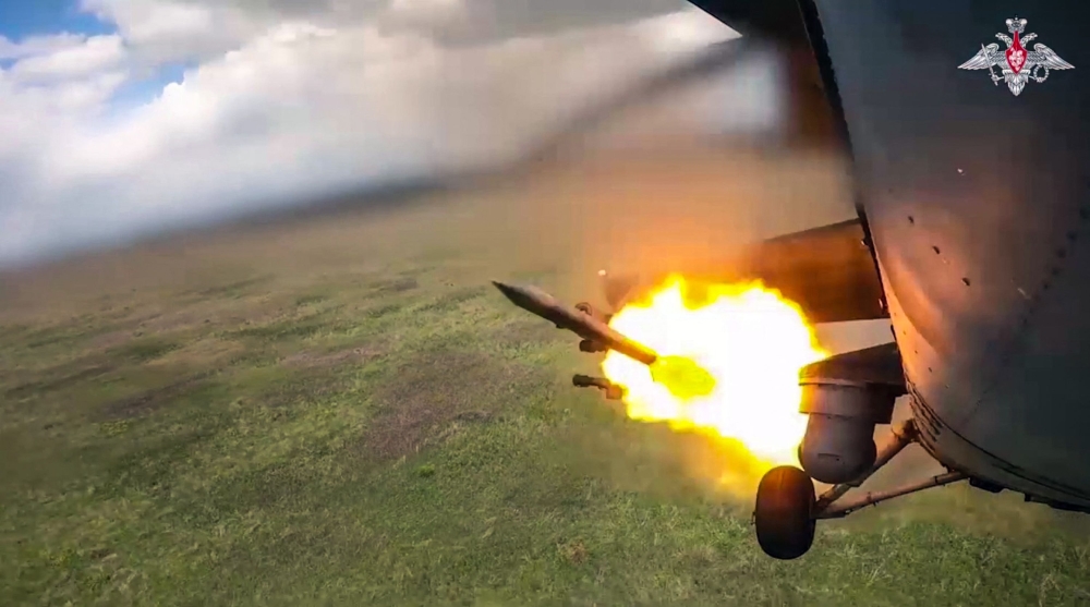 An image taken from a handout footage released by the Russian Defence Ministry on August 21, 2024, reportedly shows a Russian Mi-35m attack helicopter firing rockets on Ukrainian Armed Forces at the border area of Kursk region in Russia. (Photo by Handout / Russian Defence Ministry / AFP)