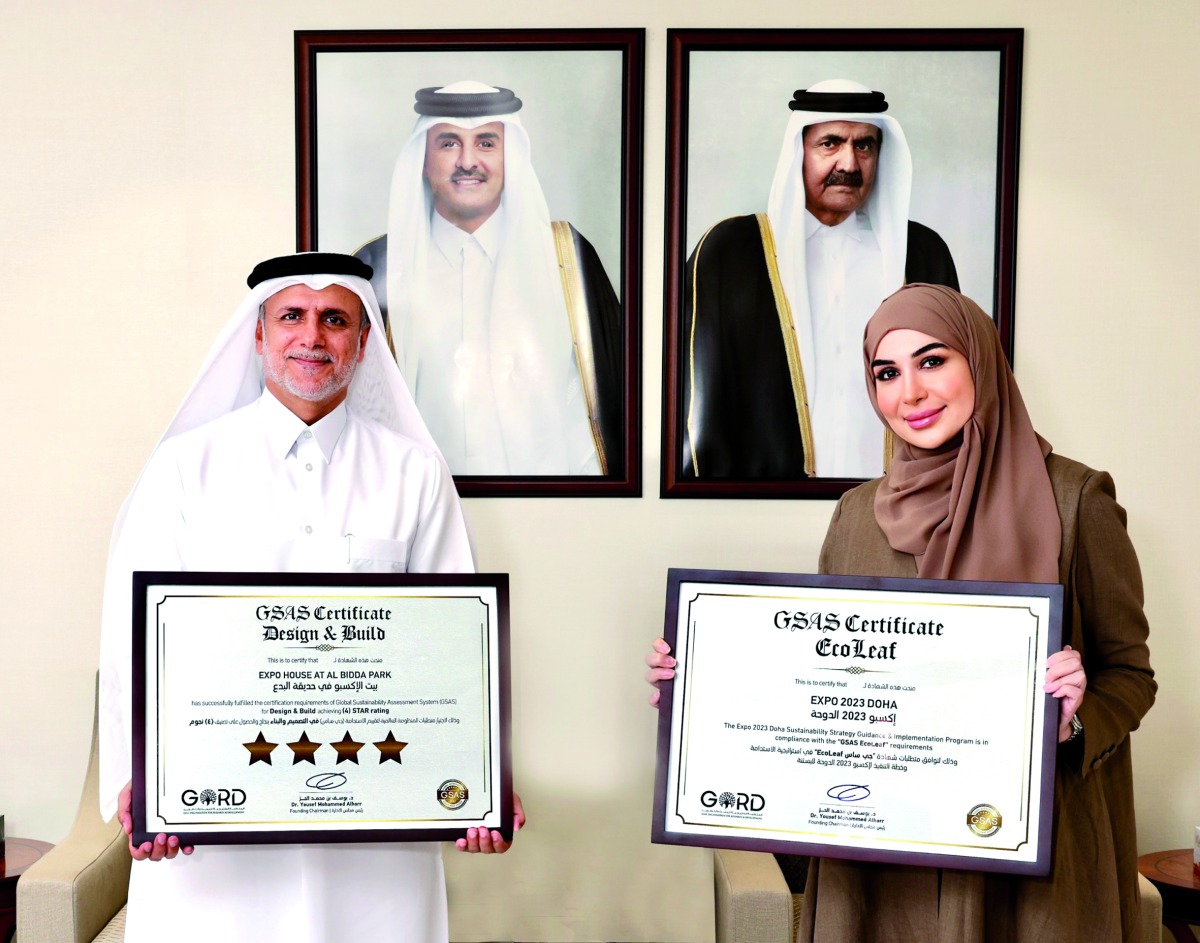 Expo 2023 Doha Secretary General Dr. Fayqa Ashkanani (right) and GORD Chairman 
Dr. Yousef Alhorr with the certificates.