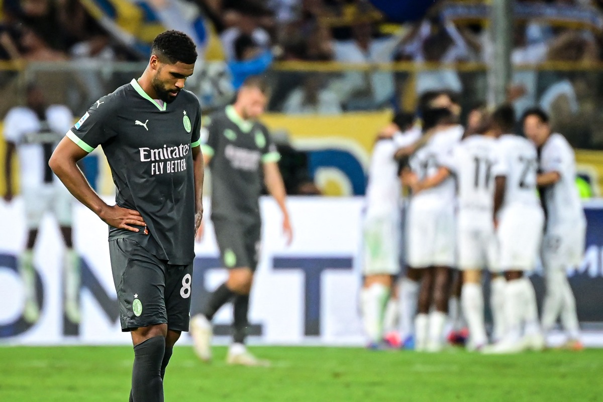 AC Milan's English midfielder #08 Ruben Loftus-Cheek looks dejected as Parma's team celebrates after scoring during the Italian Serie A football match between Parma Calcio 1913 and AC Milan at Ennio-Tardini Stadium in Parma, on August 24, 2024. (Photo by Piero CRUCIATTI / AFP)
