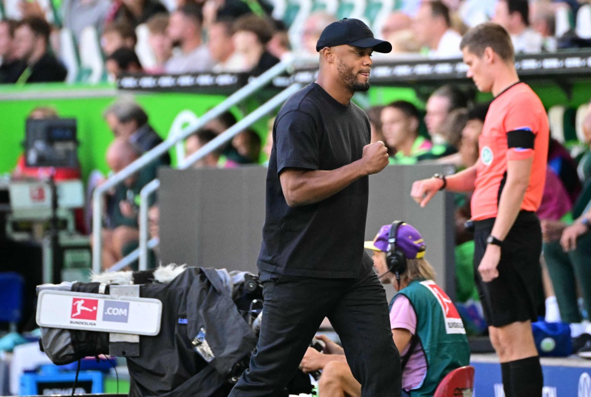 Bayern Munich's Belgian head coach Vincent Kompany reacts after the German first division Bundesliga football match between VfL Wolfsburg and FC Bayern Munich in Wolfsburg, northern Germany, on August 25, 2024. (Photo by Tobias SCHWARZ / AFP) 