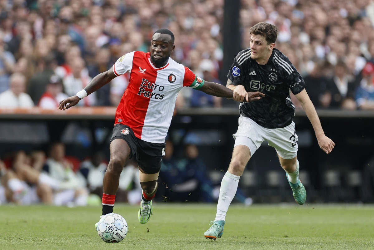 (FILES) Feyenoord's Dutch defender #04 Lutsharel Geertruida (L) and Ajax's Bosnian midfielder #33 Benjamin Tahirovic (R) fight for the ball during the Dutch Eredivisie football match between Feyenoord and Ajax at the Feyenoord De Kuip stadium in Rotterdam, on April 7, 2024. (Photo by Pieter Stam de Jonge / ANP / AFP) 