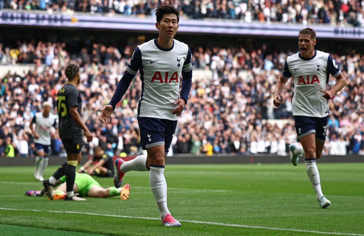 Tottenham Hotspur's South Korean striker #07 Son Heung-Min celebrates scoring the team's fourth goal during the English Premier League football match between Tottenham Hotspur and Everton at the Tottenham Hotspur Stadium in London, on August 24, 2024. (Photo by HENRY NICHOLLS / AFP) 