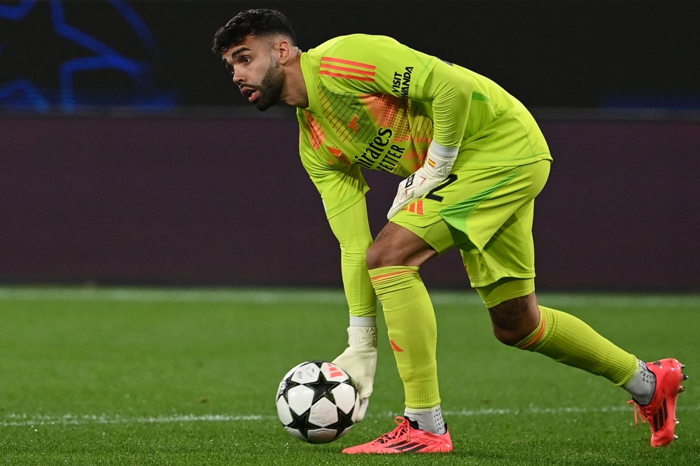 Arsenal's Spanish goalkeeper #22 David Raya passes the ball during the UEFA Champions League 1st round day 1 football match between Atalanta Bergamo and Arsenal at the Atleti Azzurri d'Italia stadium in Bergamo on September 19, 2024. (Photo by Isabella Bonotto / AFP)
