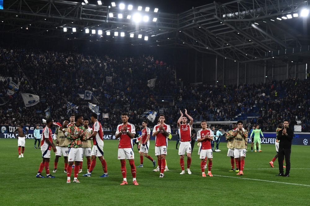 Arsenal's players and Arsenal's Spanish coach Mikel Arteta (R) acknowledge the public at the end of the UEFA Champions League 1st round day 1 football match between Atalanta Bergamo and Arsenal at the Atleti Azzurri d'Italia stadium in Bergamo on September 19, 2024. (Photo by Isabella Bonotto / AFP)
