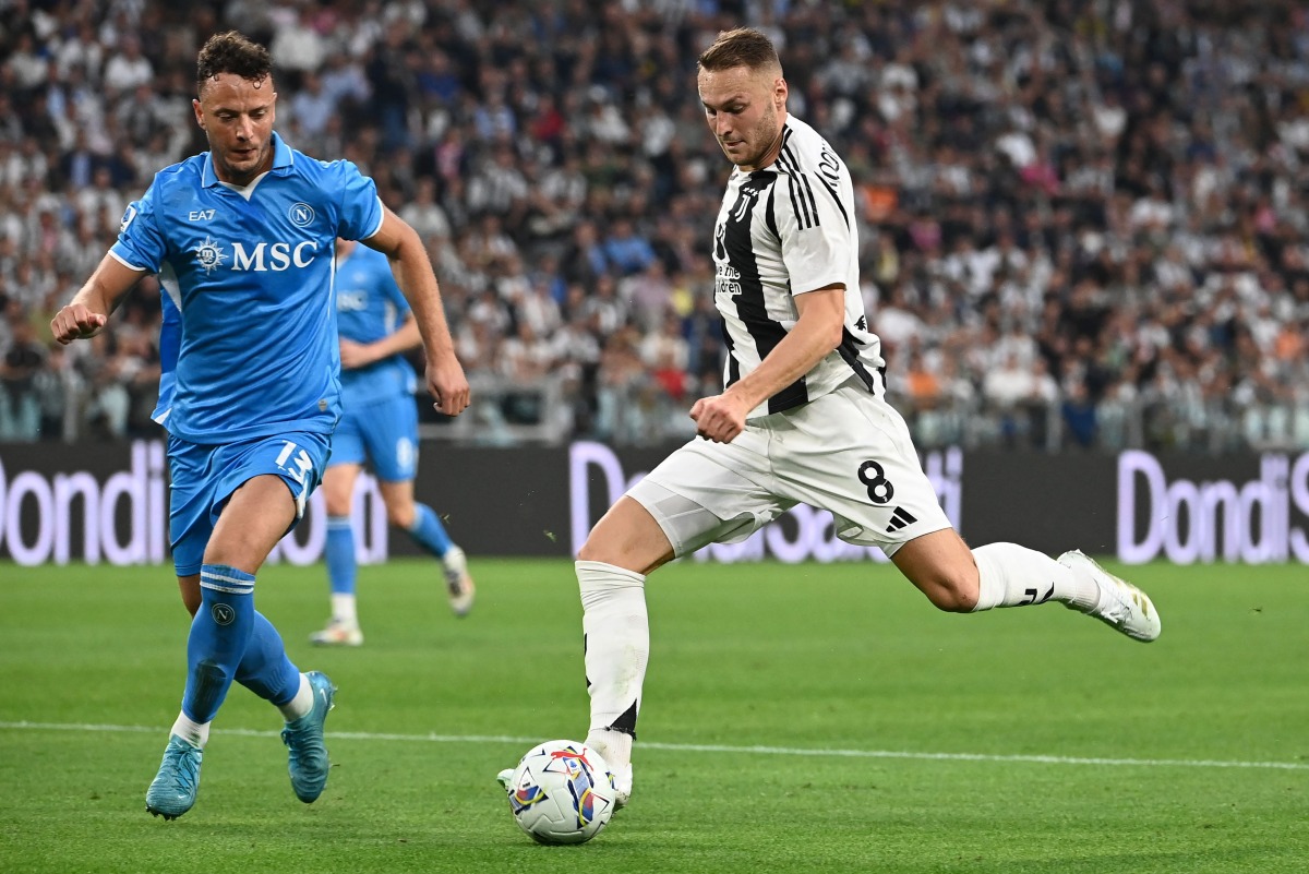 Juventus' Dutch midfielder #8 Teun Koopmeiners (R) fights for the ball with Napoli's Kosovan defender #13 Amir Rrahmani during the Italian Serie A football match Juventus vs Napoli at the Juventus Stadium in Turin on September 21, 2024. (Photo by Isabella BONOTTO / AFP)
