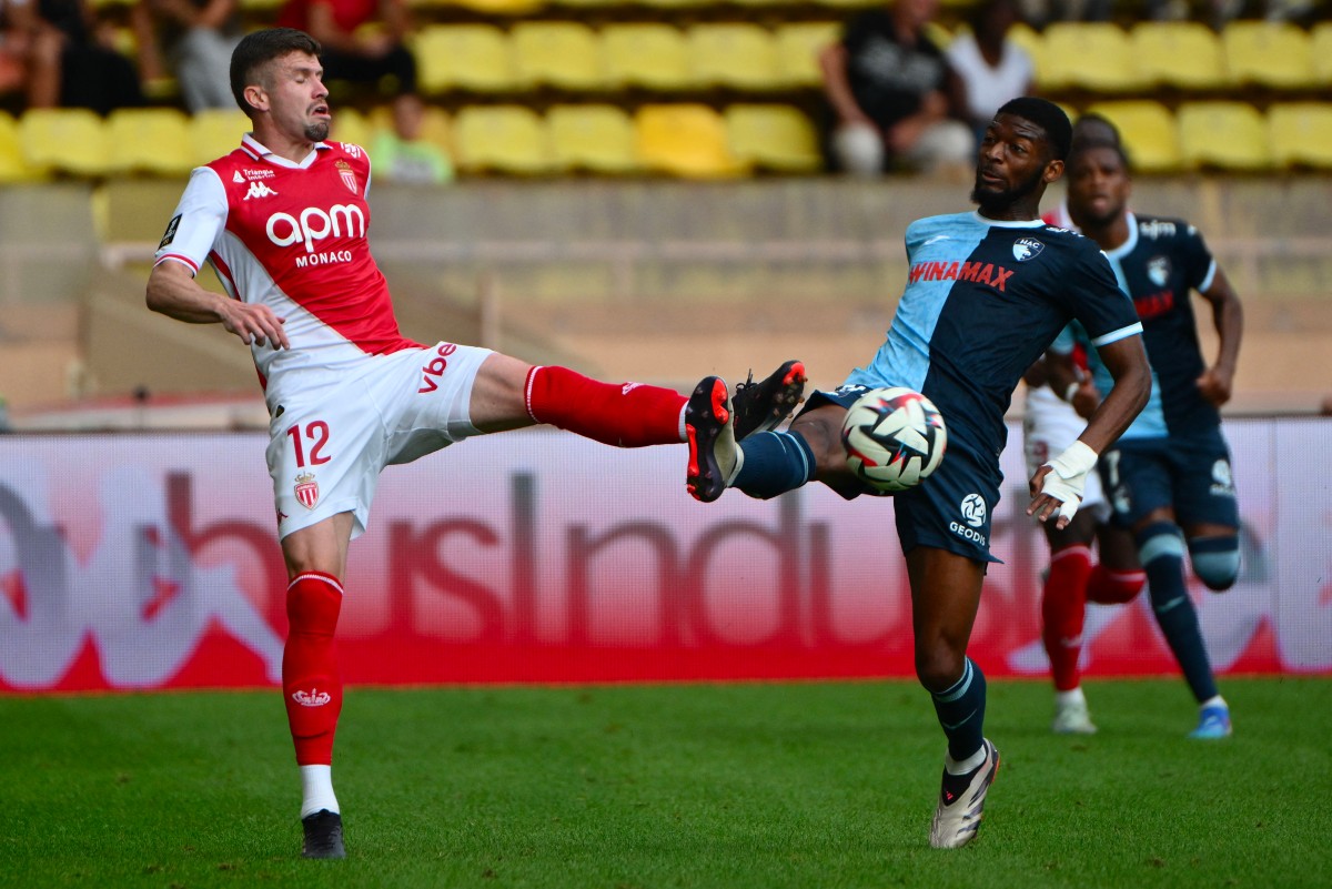 Monaco's Brazilian midfielder #12 Caio Henrique (L) fights for the ball with Le Havre's French forward #23 Josue Casimir (R) during the French L1 football match between AS Monaco and Le Havre AC at the Louis II Stadium (Stade Louis II) in the Principality of Monaco on September 22, 2024. Photo by Christophe SIMON / AFP.