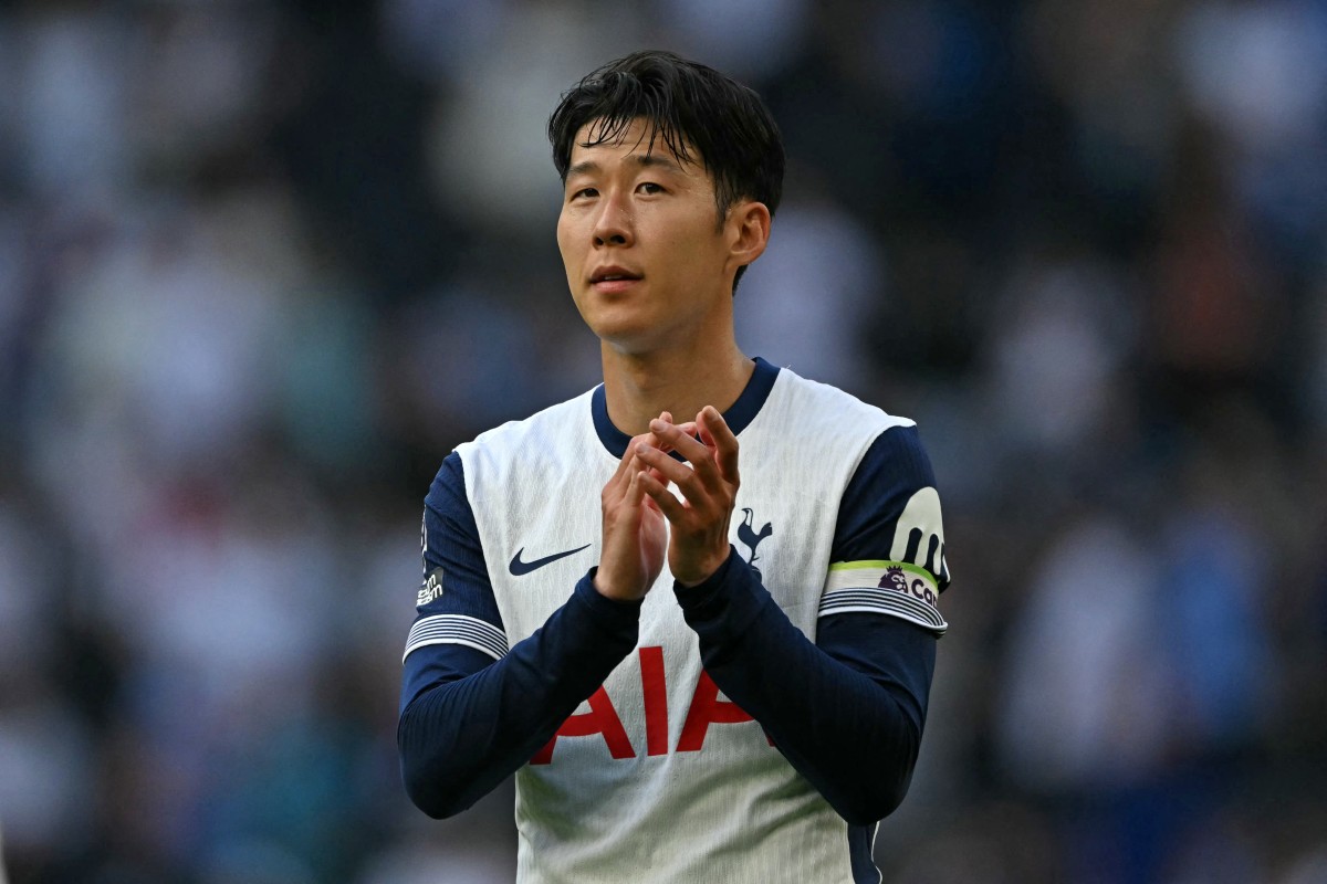 Tottenham Hotspur's South Korean striker #07 Son Heung-Min applauds fans after the English Premier League football match between Tottenham Hotspur and Brentford at the Tottenham Hotspur Stadium in London, on September 21, 2024. Photo by Glyn KIRK / AFP