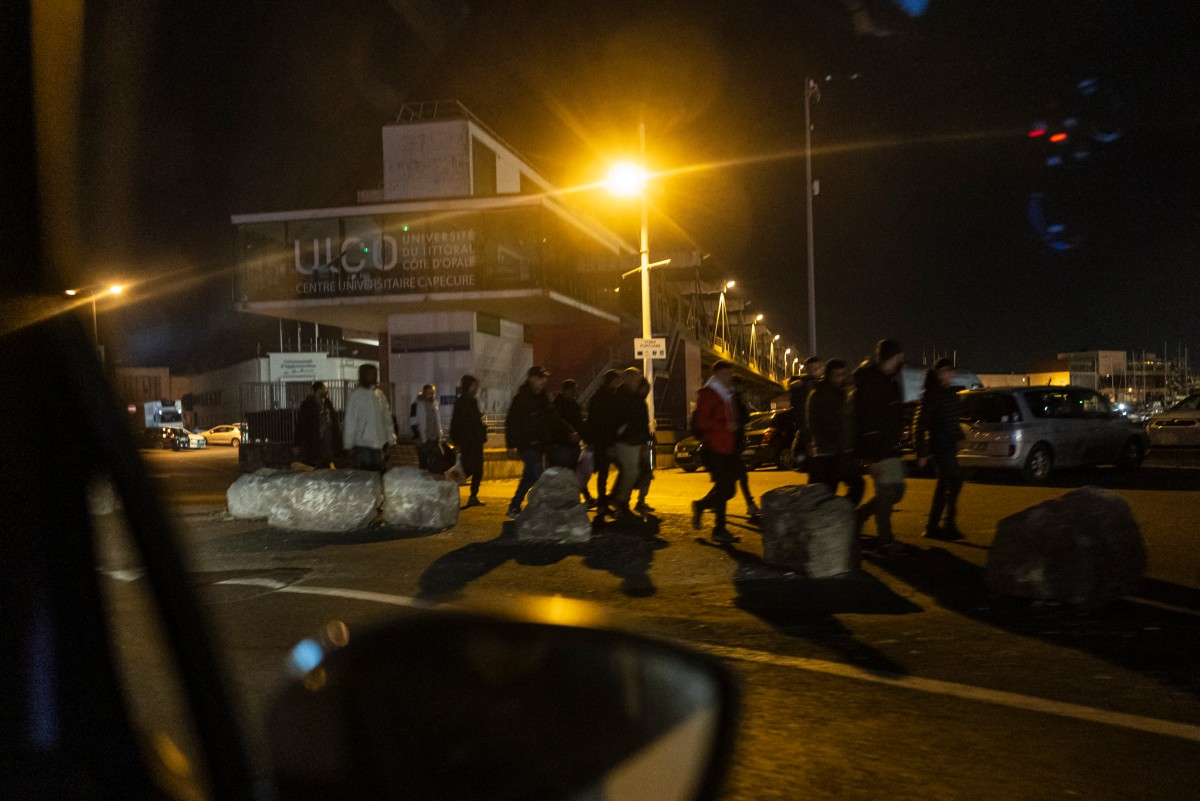 Photo used for demonstration purposes. Migrants walk as they prepare to attempt a crossing of the English Channel near the beach of Boulogne-sur-Mer, northern France on September 21, 2024. Photo by Sameer Al-DOUMY / AFP.