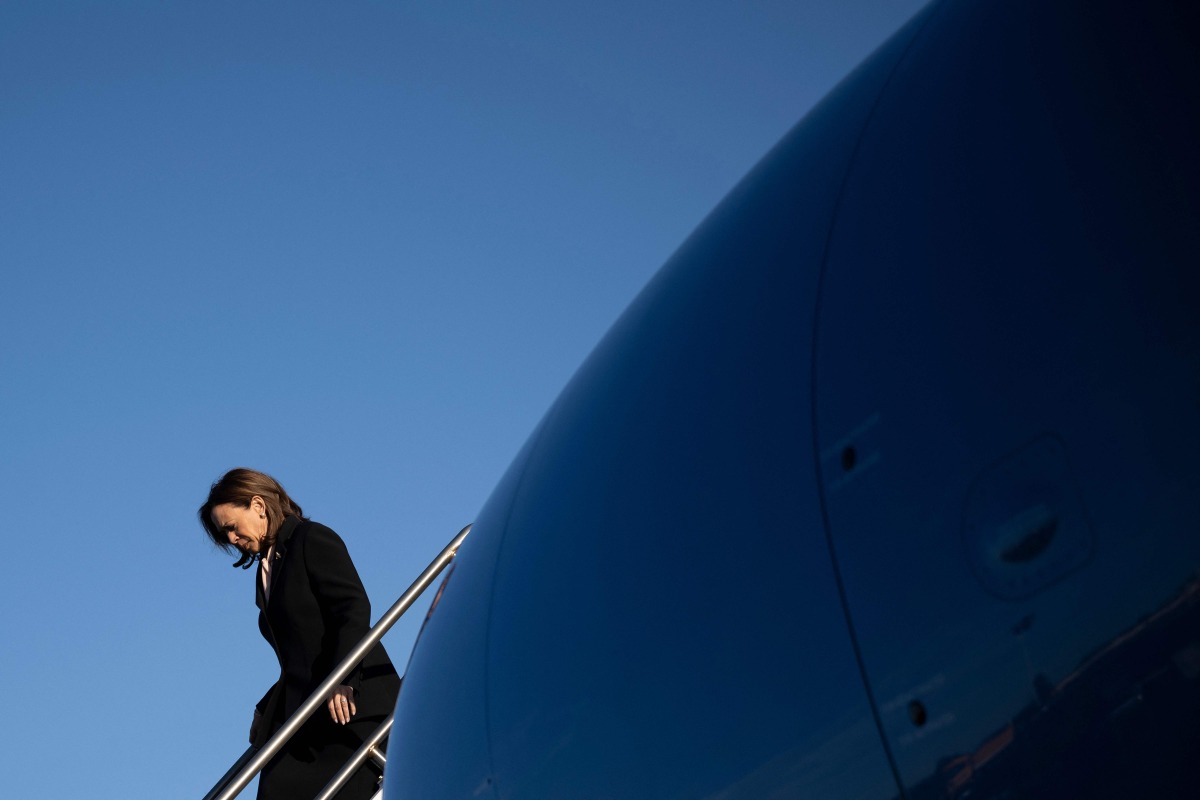 US Vice President and Democratic presidential candidate Kamala Harris steps off Air Force Two upon arrival at Philadelphia International Airport in Philadelphia, Pennsylvania, October 20, 2024. (Photo by Brendan Smialowski / AFP)
