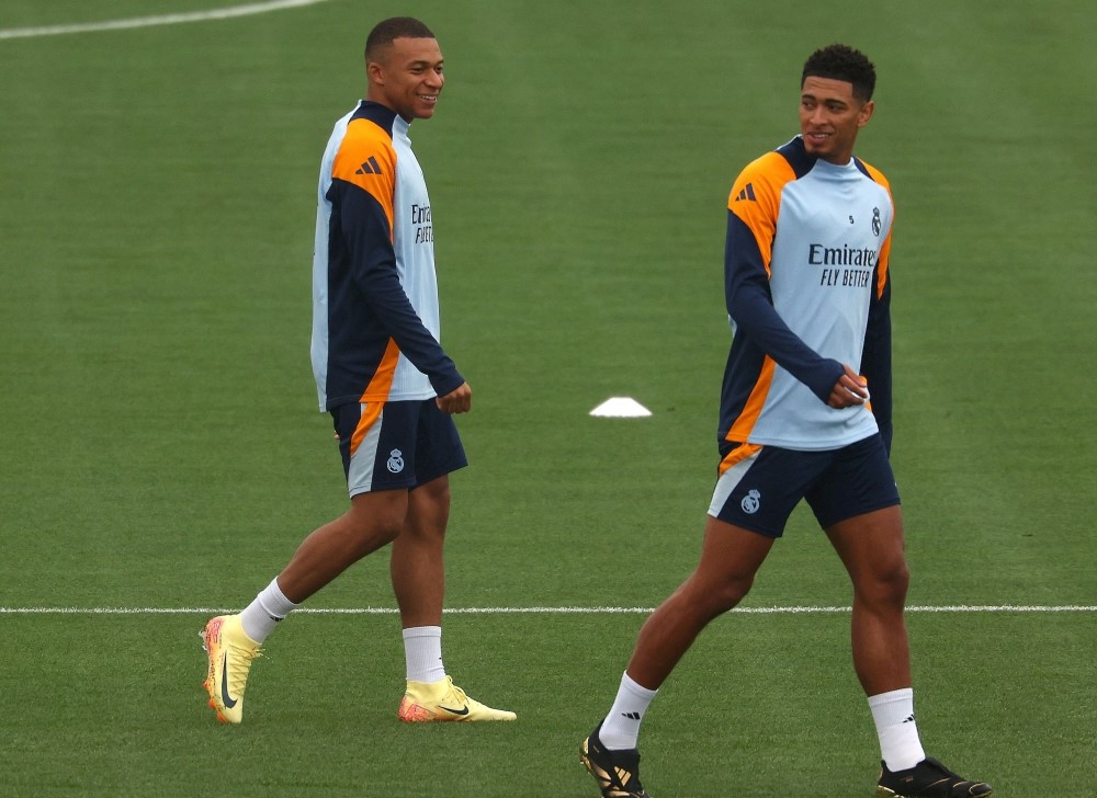 Real Madrid's French forward #09 Kylian Mbappe (left) and Real Madrid's English midfielder #05 Jude Bellingham attend a training session on the eve of the Spanish league football match between Real Madrid and Barcelona at the Valdebebas training ground in Madrid on October 25, 2024. (Photo by Pierre-Philippe Marcou / AFP)