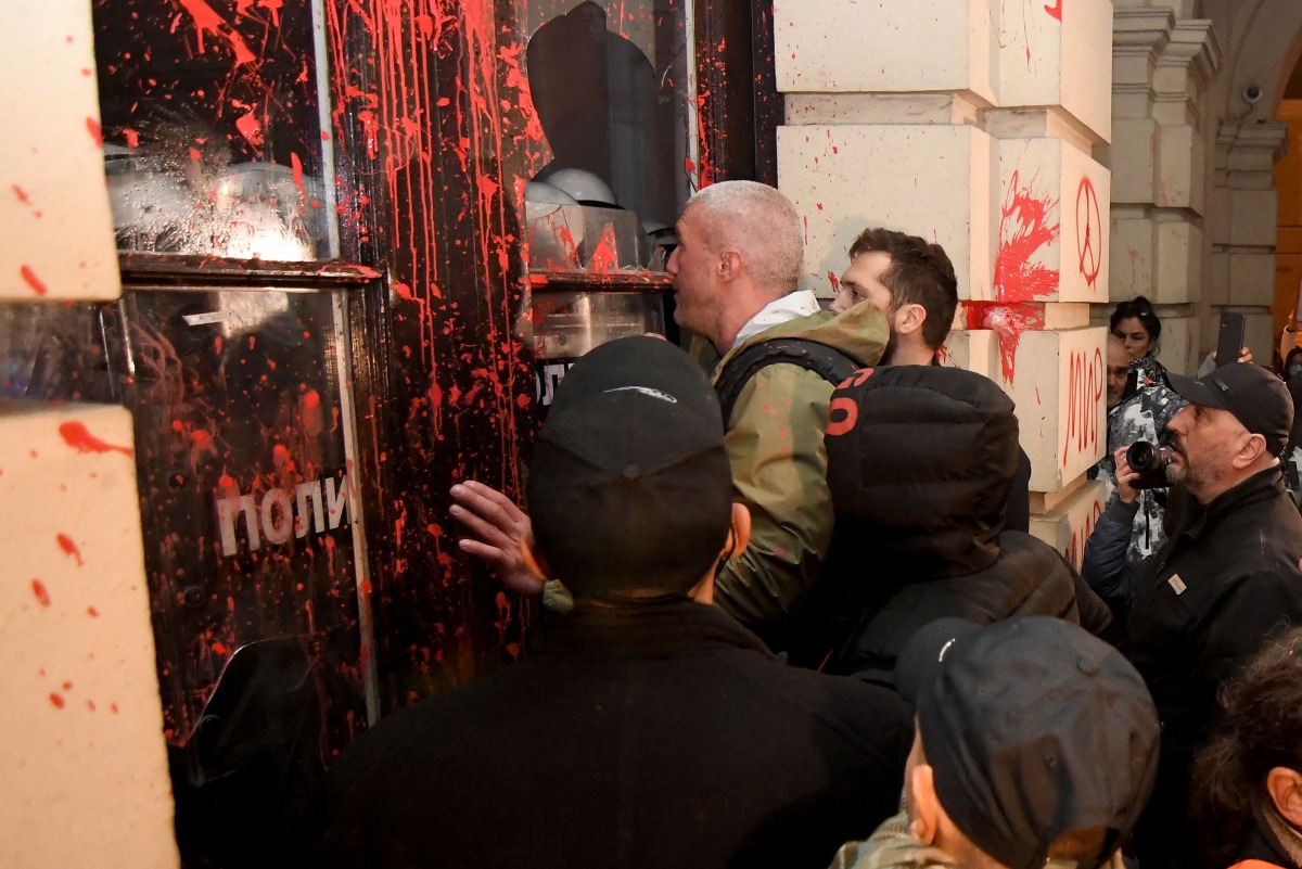 A group of protesters tries to enter the city hall during a protest in Novi Sad on November 5, 2024, after a train station roof collapsed last week killing 14 people. (Photo by Nenad MIHAJLOVIC / AFP)
