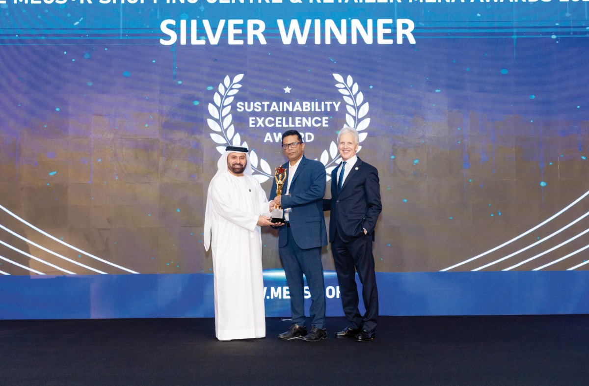  A representative of Lulu Mall Al Khor receiving the award.