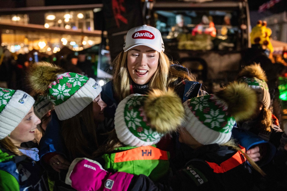 USA's Mikaela Shiffrin greets members of a junior ski team during the Stifel Killington Cup, part of the Audi FIS Ski Women's World Cup, at the Killington Resort in Killington, Vermont, on November 29, 2024. (Photo by Joseph Prezioso / AFP)
