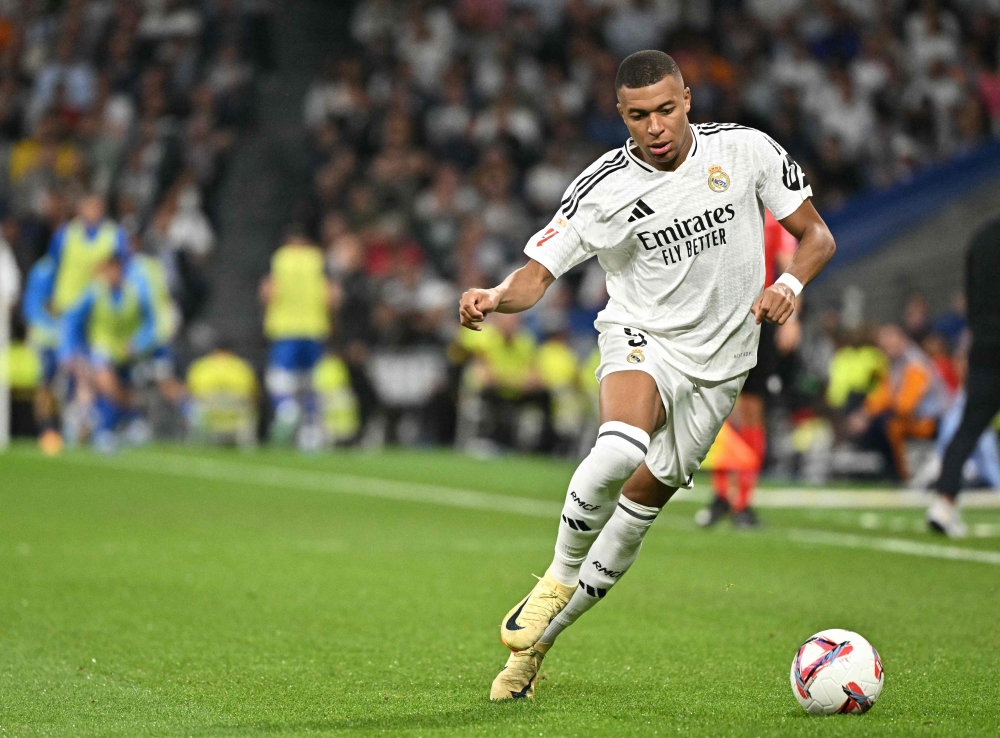 Real Madrid's French forward #09 Kylian Mbappe controls the ball during the Spanish league football match between Real Madrid CF and Deportivo Alaves at the Santiago Bernabeu stadium in Madrid on September 24, 2024. (Photo by JAVIER SORIANO / AFP)
