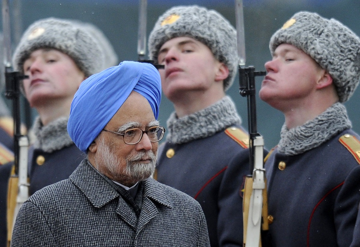 (FILES) Indian Prime Minister Manmohan Singh reviews the honour guards shortly after his arrival at Vnukovo II airport outside Moscow on December 6, 2009. (Photo by Natalia KOLESNIKOVA / AFP)
