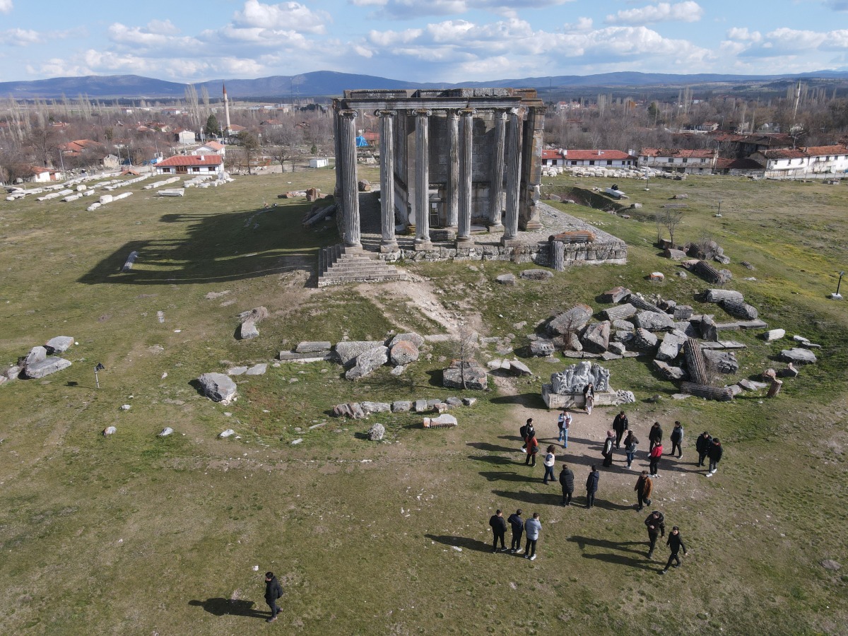 Tourists visit the Aizanoi ancient city in Kutahya Province, Tｨｹrkiye, on Dec. 27, 2024. (Mustafa Kaya/Handout via Xinhua)
