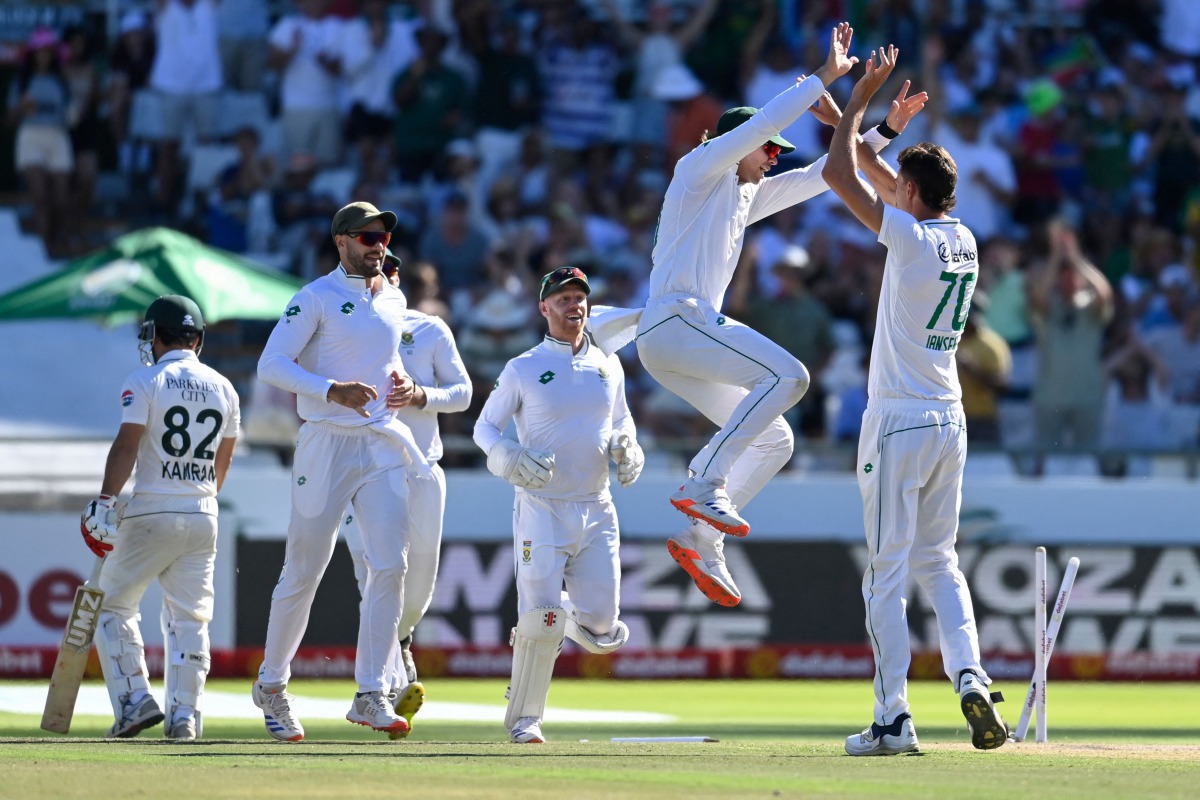 South Africa's Marco Jansen (R) celebrates with South Africa's Tristan Stubbs (2nd R) after the dismissal of Pakistan's Kamran Ghulam (L) during the second day of the second international Test cricket match between South Africa and Pakistan at Newlands stadium in Cape Town on January 4, 2025. (Photo by Rodger Bosch / AFP)