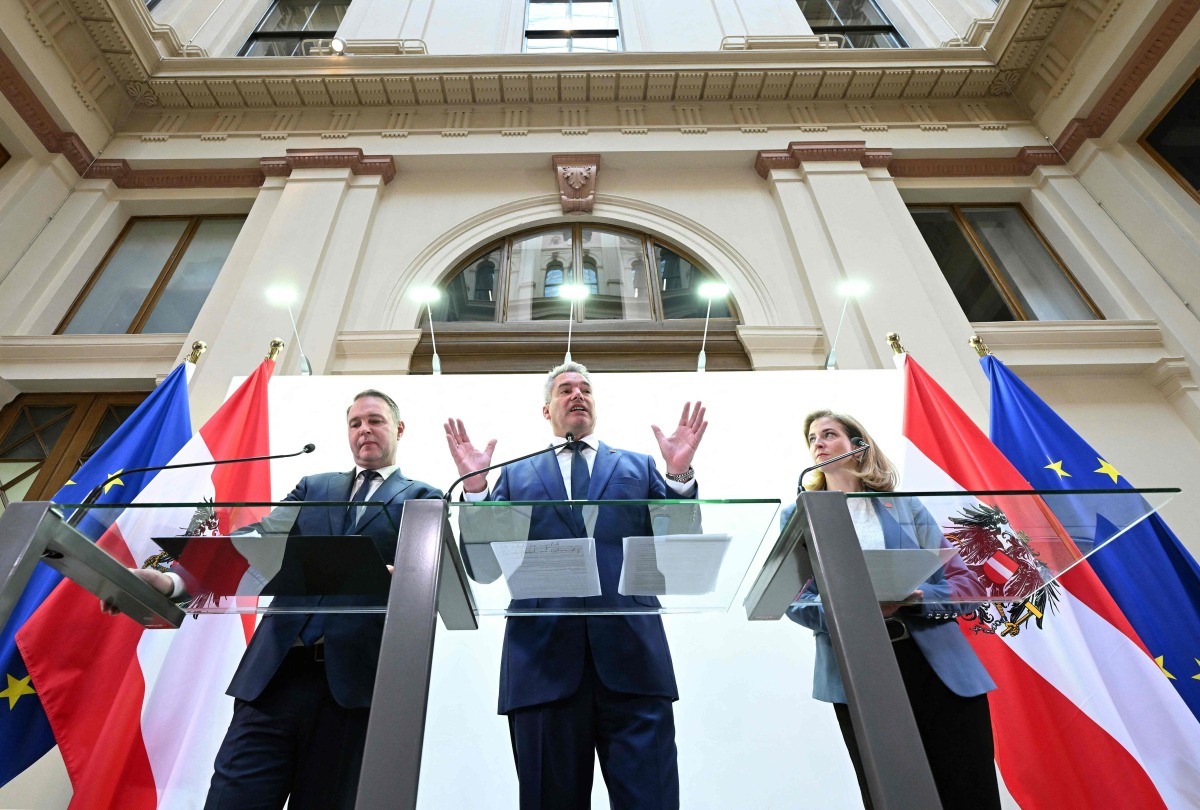 (FILES) (L-R) The leader of Austria's social democratic SPOe party Andreas Babler, the leader of Austria's conservative OeVP party, Austria's Chancellor Karl Nehammer and the leader of Austria's liberal NEOS party Beate Meinl-Reisinger address a press conference following talks on forming a new government, on November 18, 2024 in Vienna, Austria. (Photo by HELMUT FOHRINGER / APA / AFP) / Austria OUT
