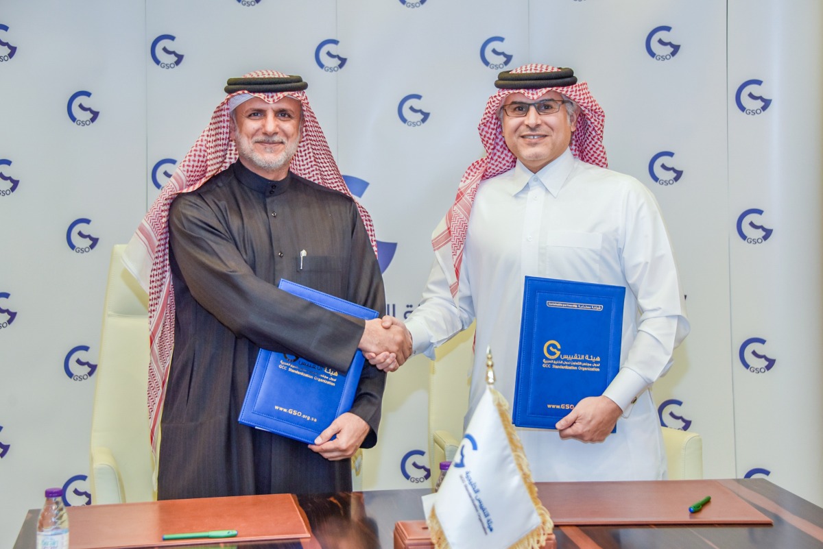 Founding Chairman of GORD Dr. Yousef bin Mohammed Alhorr and President of GSO Eng Nawaf bin Ibrahim Al Hamad Al Mana exchanging documents after signing the agreement.