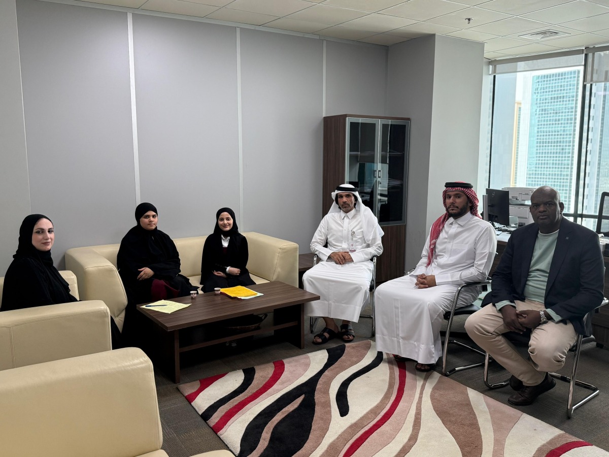 Ministry officials with the visiting students.