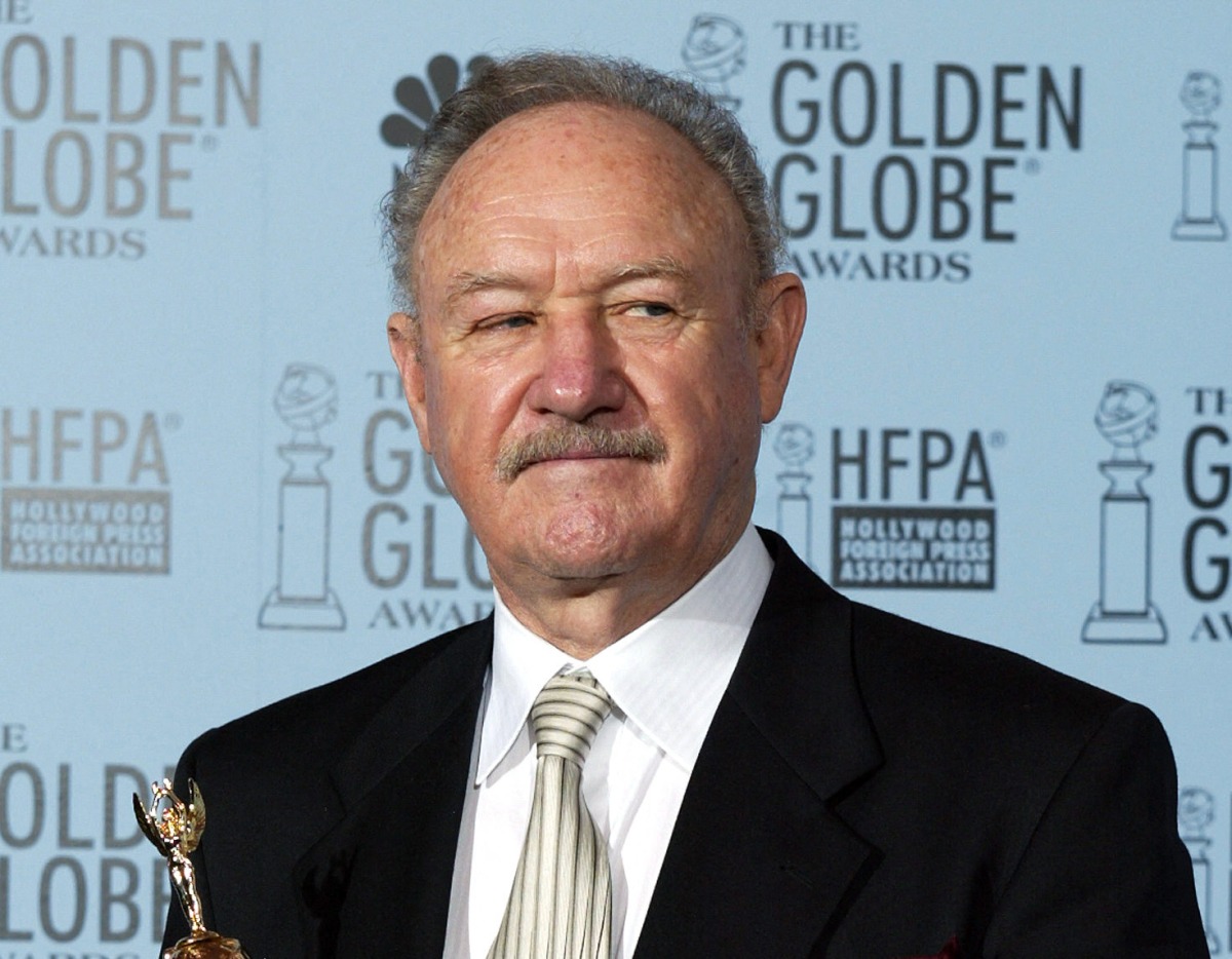  Actor Gene Hackman holds the Cecile B. DeMille Award at the 60th Annual Golden Globe Awards 19 January 2003 in Beverly Hills, California. Photo by HECTOR MATA / AFP