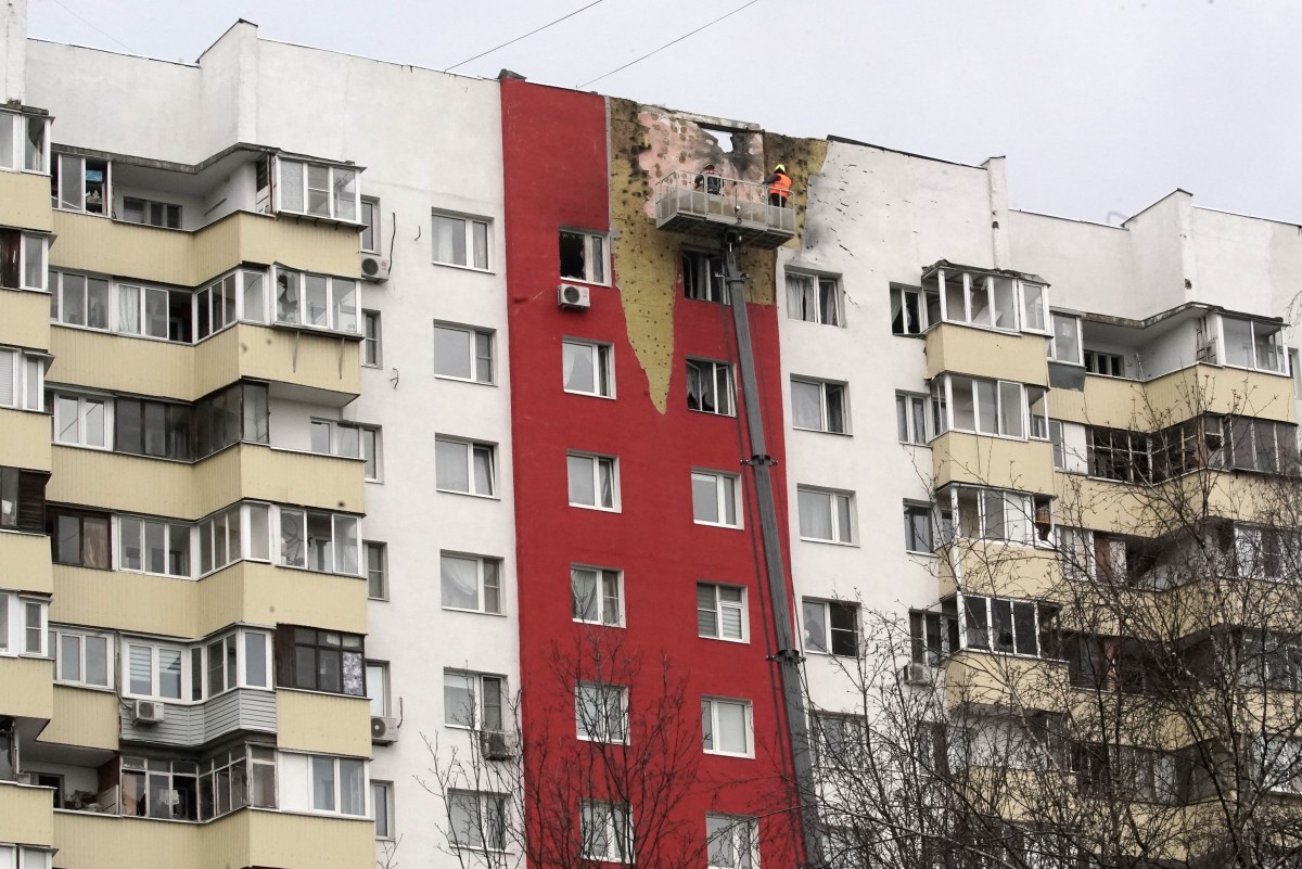 Specialists work on the facade of a damaged apartment building following a drone attack in Moscow on March 11, 2025. Photo by TATYANA MAKEYEVA / AFP.
