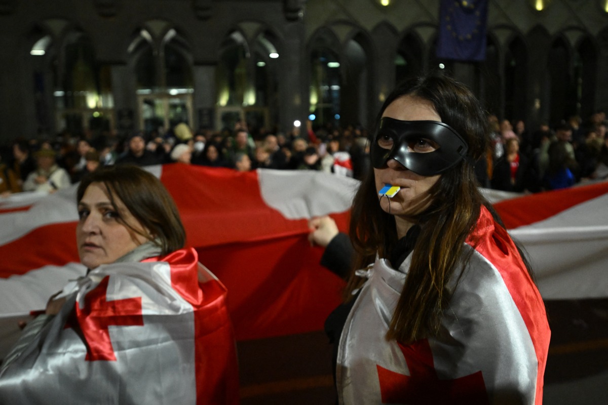 Georgian pro-Europe demonstrators stage an anti-government rally outside the parliament building in Tbilisi on March 31, 2025. Photo by Vano SHLAMOV / AFP.
