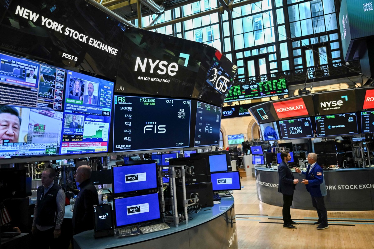 Traders work on the floor of the New York Stock Exchange (NYSE) during afternoon trading on April 9, 2025 in New York. (Photo by ANGELA WEISS / AFP)
