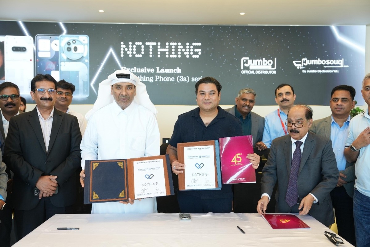 Sajed Sulaiman, Vice Chairman and Managing Director of Jumbo Electronics; Rishi Gupta, Regional Director: Middle East & Africa – Nothing; with Jumbo Electronics team during the agreement signing ceremony.