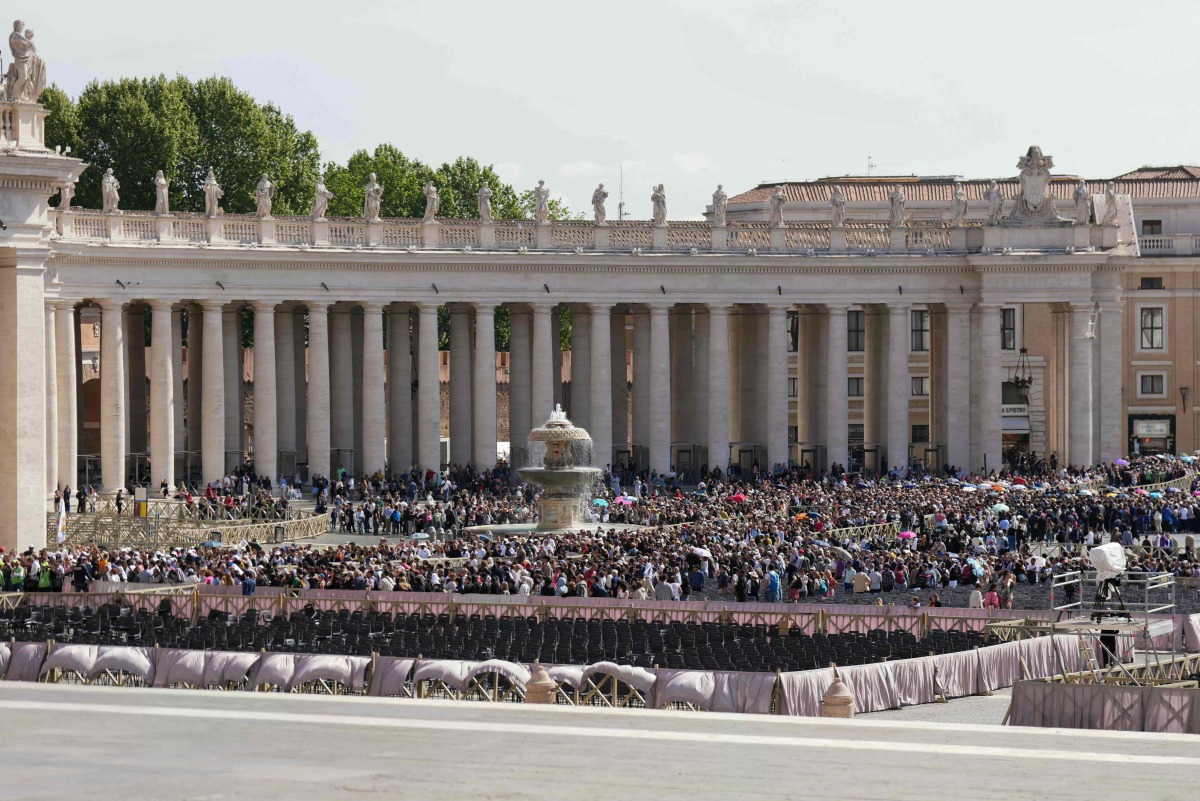 Pilgrims and visitors queue at St Peter's Square to enter the St Peter's Basilica and pay respects to the late Pope in the Vatican on April 23, 2025. Photo by Dimitar DILKOFF / AFP