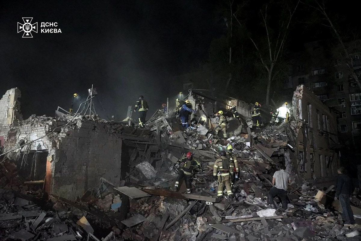 This handout photograph taken and released by the State Emergency Service of Ukraine on April 24, 2025, shows Ukrainian rescuers operating at the site of a Russian missile attack in Kyiv, amid the Russian invasion of Ukraine. Photo by Handout / State Emergency Service of Ukraine / AFP.