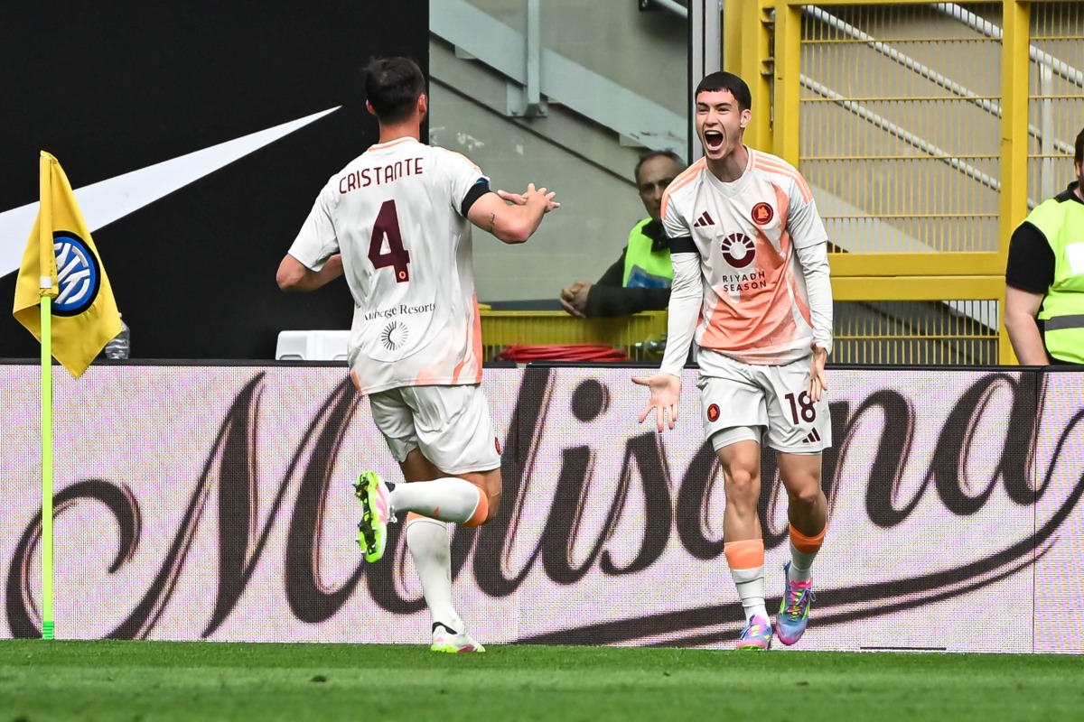 Roma's Argentinian forward #18 Matias Soule (R) celebrates with a teammate after scoring his team first goal during the Italian Serie A football match between Inter Milan and Roma at the San Siro stadium in Milan on April 27, 2025. (Photo by Piero CRUCIATTI / AFP)