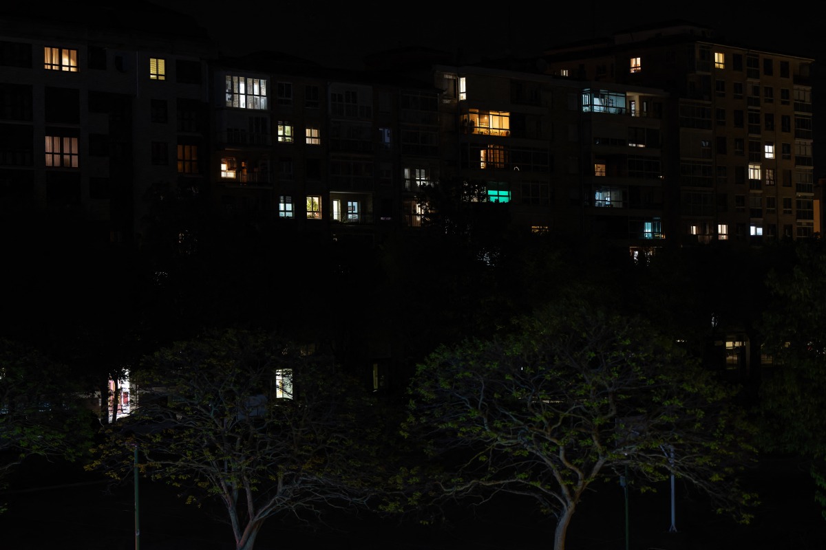 This photograph shows an apartment building of Burgos at night, partially without electricity, following a massive power cut affecting the entire Iberian peninsula and the south of France, on April 28, 2025. Photo by CESAR MANSO / AFP.
