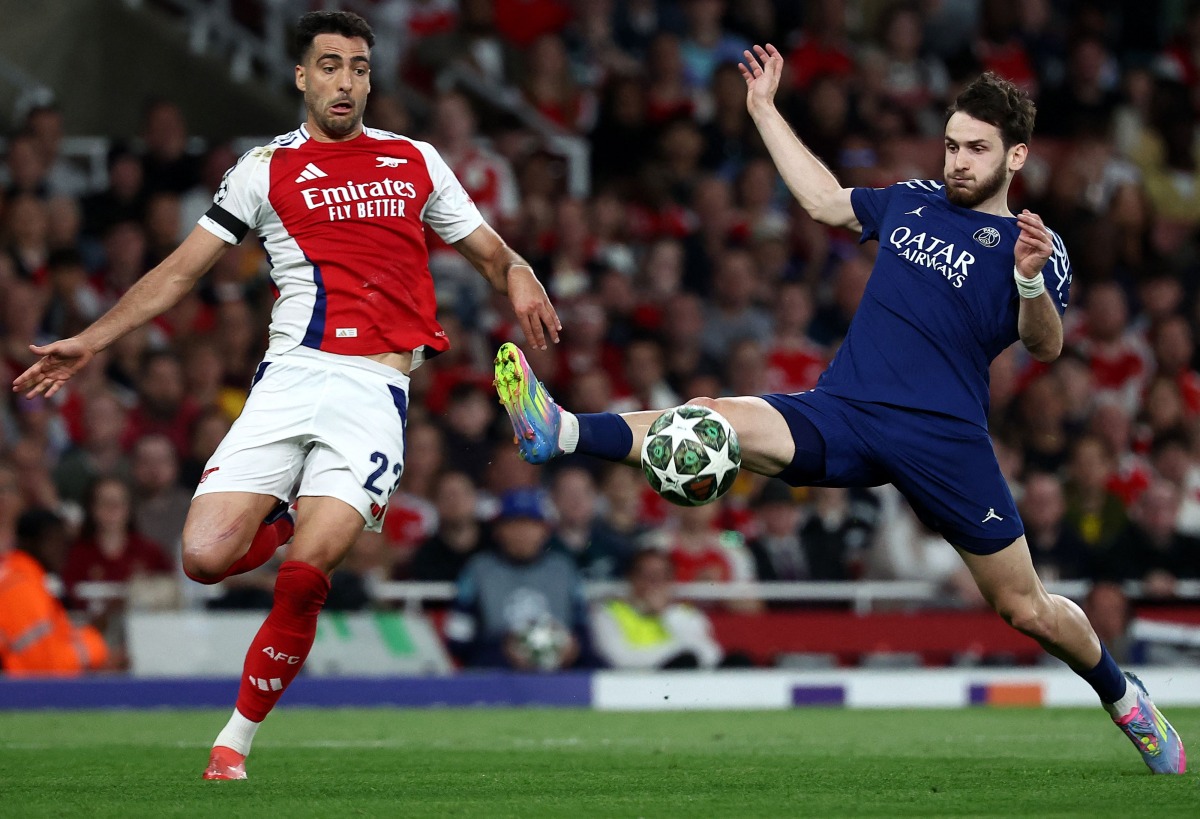 Paris Saint-Germain's Georgian forward #07 Khvicha Kvaratskhelia (R) fights for the ball with Arsenal's Spain's forward #23 Mikel Merino during the UEFA Champions League Semi-final First Leg football match between Arsenal and Paris Saint-Germain (PSG) at the Emirates Stadium in north London, on April 29, 2025. Photo by FRANCK FIFE / AFP