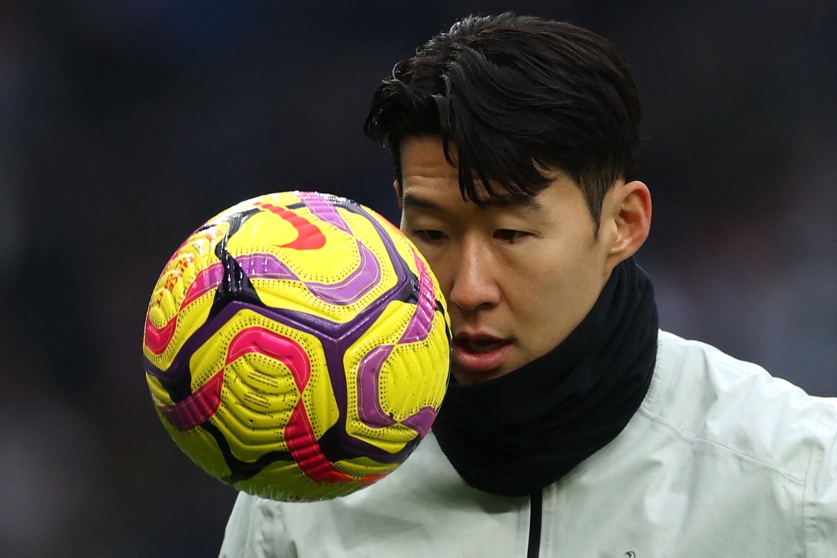 Tottenham Hotspur's South Korean striker #07 Son Heung-Min warms up ahead of the English Premier League football match between Tottenham Hotspur and Newcastle United at the Tottenham Hotspur Stadium in London, on January 4, 2025. (Photo by Adrian Dennis / AFP)

