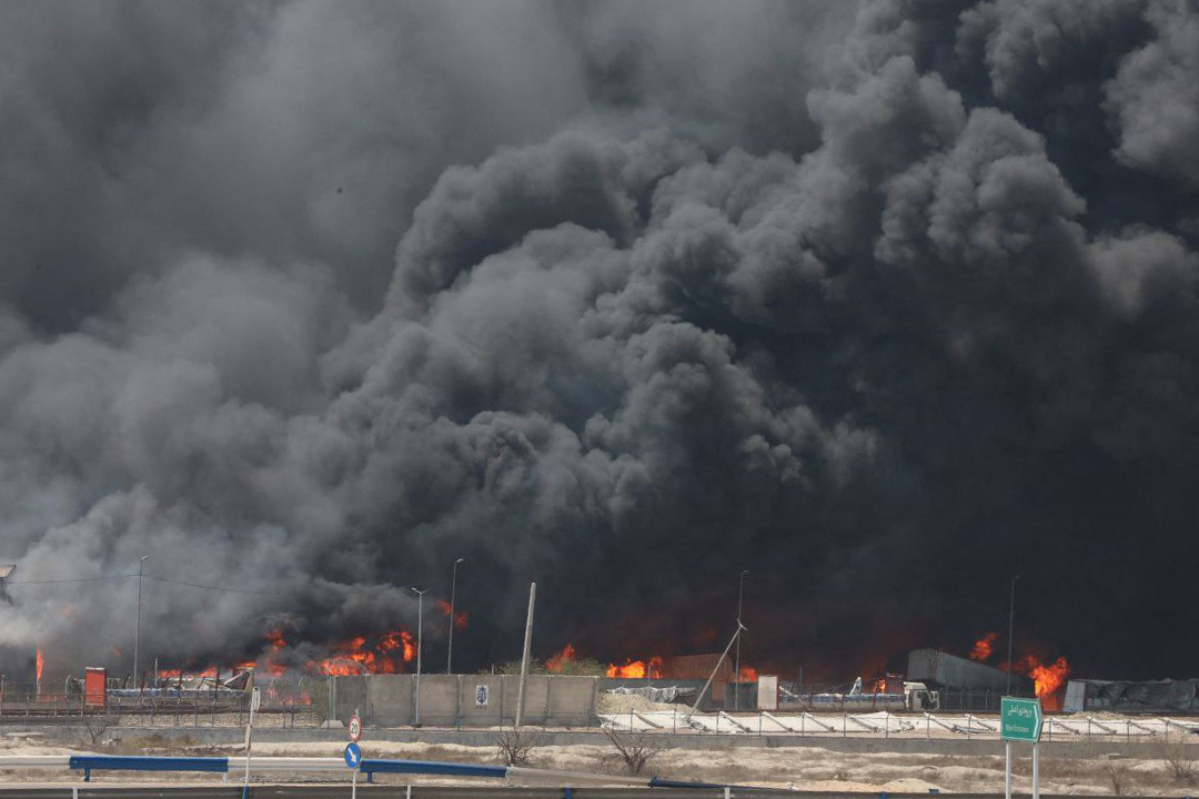 A handout picture provided by the Iranian Red Crescent (IRCS) on April 28, 2025, shows thick black smoke billowing at the scene of a massive explosion two days earlier at the Shahid Rajaee port dock southwest of Bandar Abbas in the Iranian province of Hormozgan. (Photo by Iranian Red Crescent / AFP)