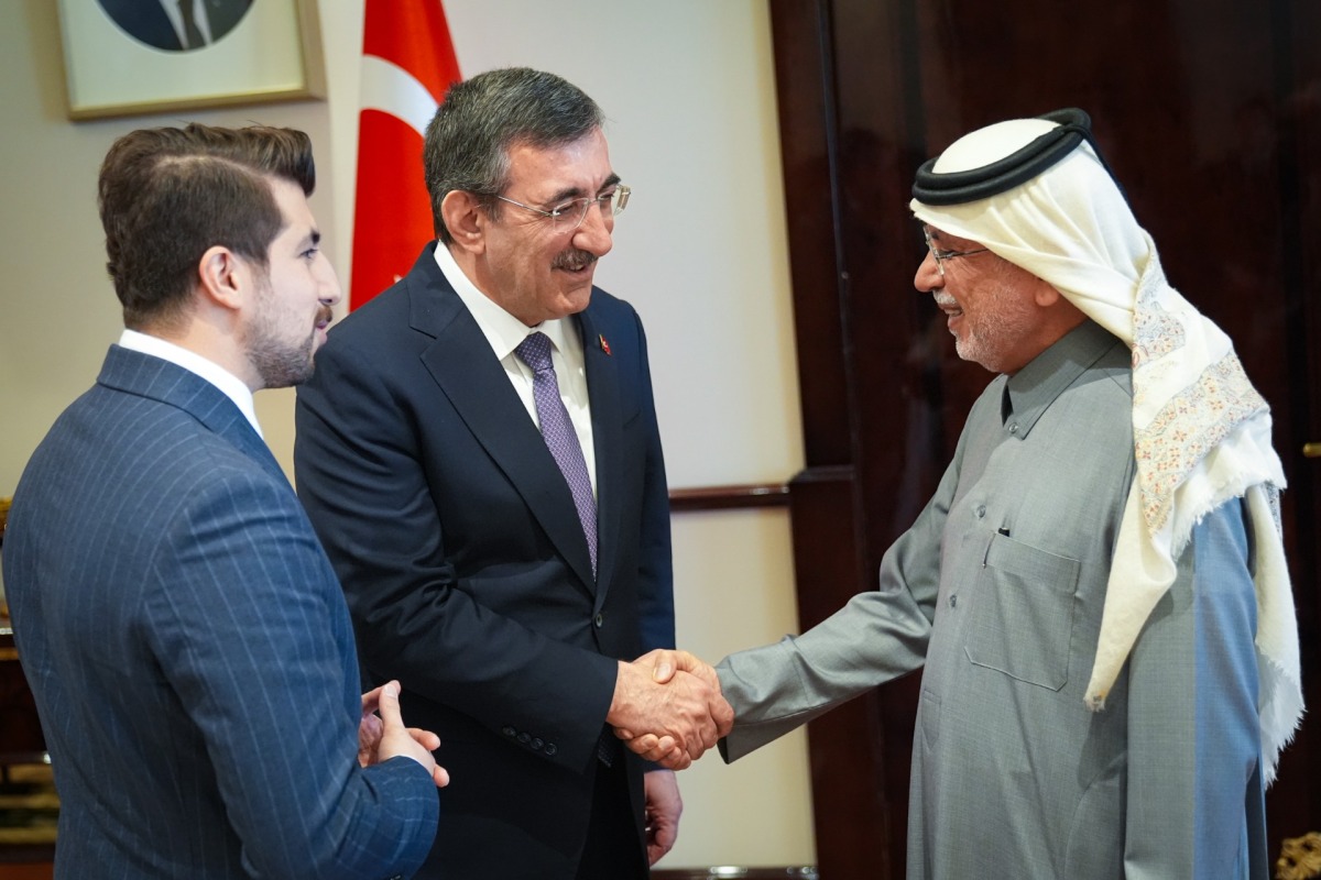Vice-President of the Republic of Türkiye H E Dr. Cevdet Yılmaz shaking hands with Editor-in-Chief of Al-Sharq Jaber Al-Harami.

