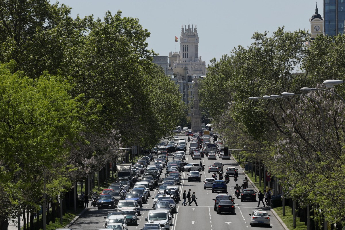 A Police car officers (C) is parked under switched-off traffic lights during a massive power cut affecting the entire Iberian peninsula and the south of France, in Madrid on April 28, 2025. Photo by OSCAR DEL POZO / AFP