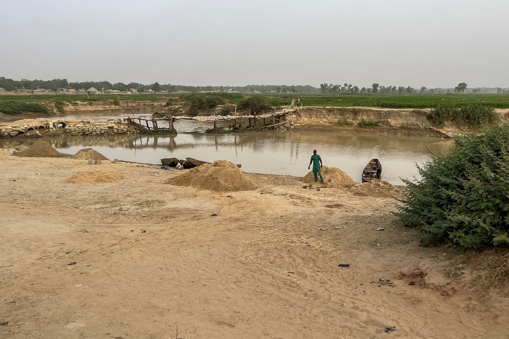 A general view of a small bridge used by farmers to cross the Sokoto river, localy called Maten Fada, in Argungu, Kebbi State, northern Nigeria on April 12, 2025. (Photo by Leslie Fauvel / AFP)